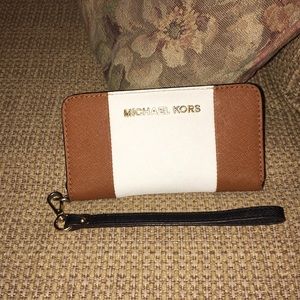 Micheal Kors wristlet